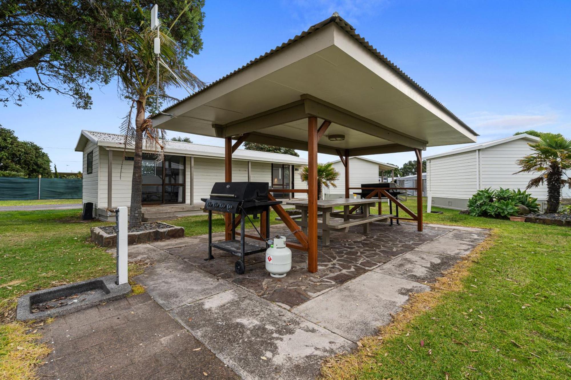 Tasman Holiday Parks - Papamoa Beach Exterior photo A barbecue area at a park in Auckland, New Zealand