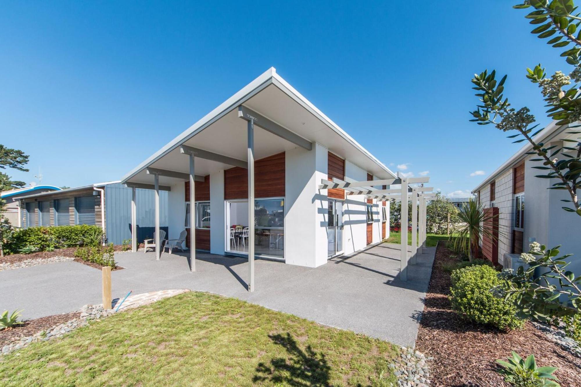 Tasman Holiday Parks - Papamoa Beach Exterior photo The new clubhouse at the Gold Coast Turf Club