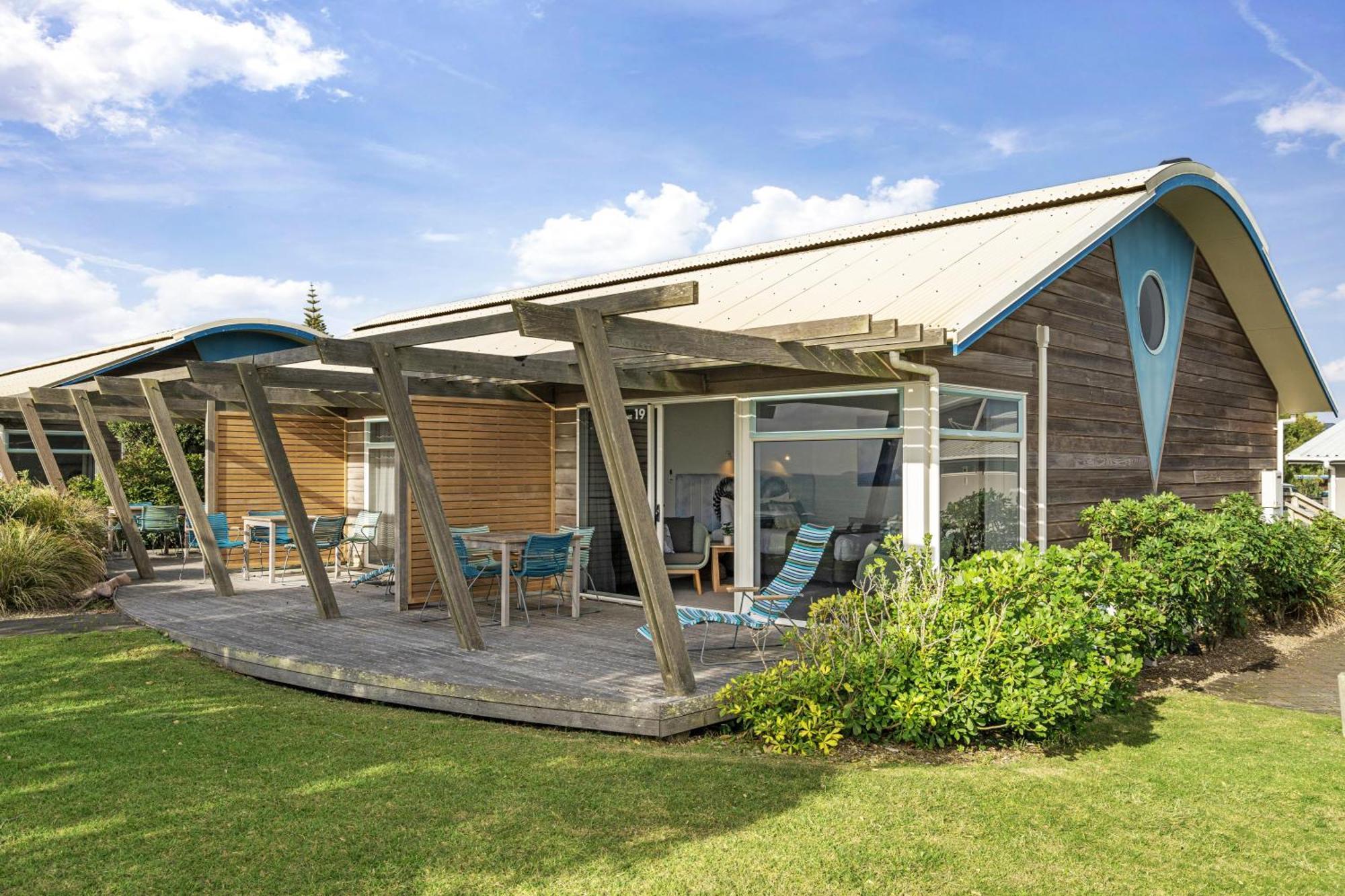 Tasman Holiday Parks - Papamoa Beach Exterior photo A chalet at the park
