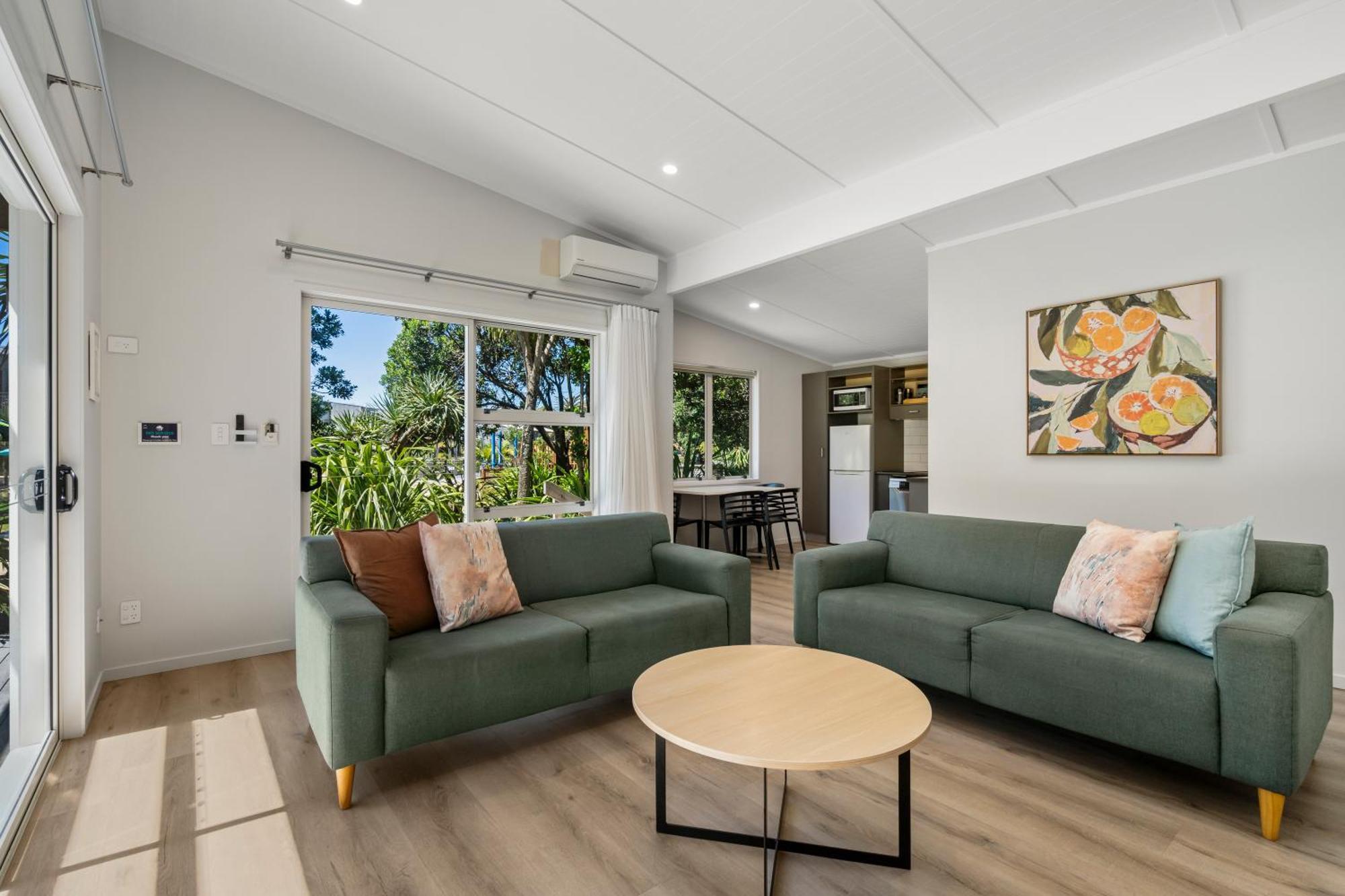 Tasman Holiday Parks - Papamoa Beach Exterior photo Living room