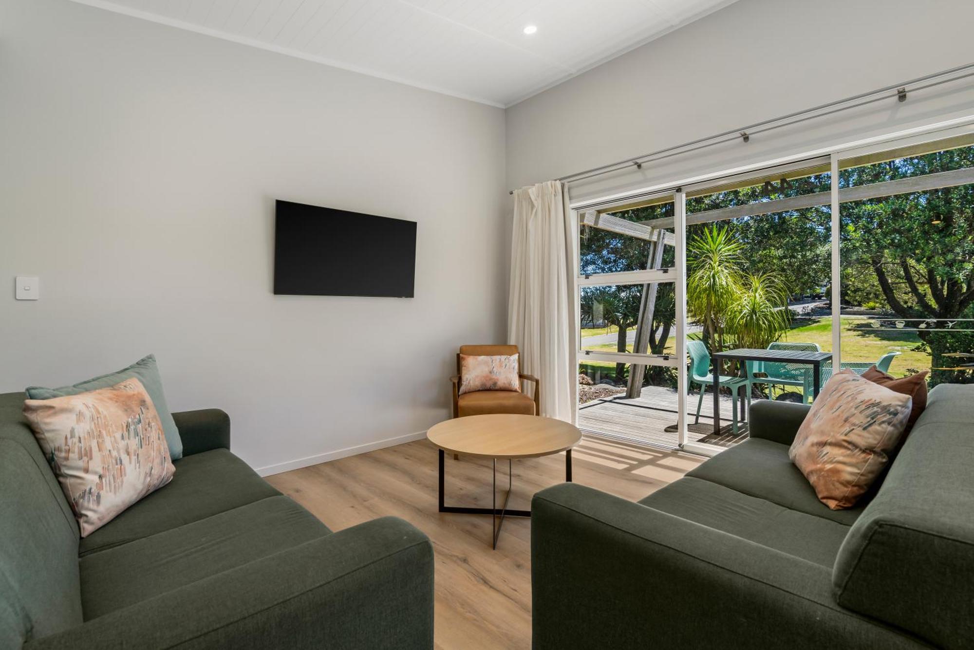 Tasman Holiday Parks - Papamoa Beach Exterior photo A living room at the hotel