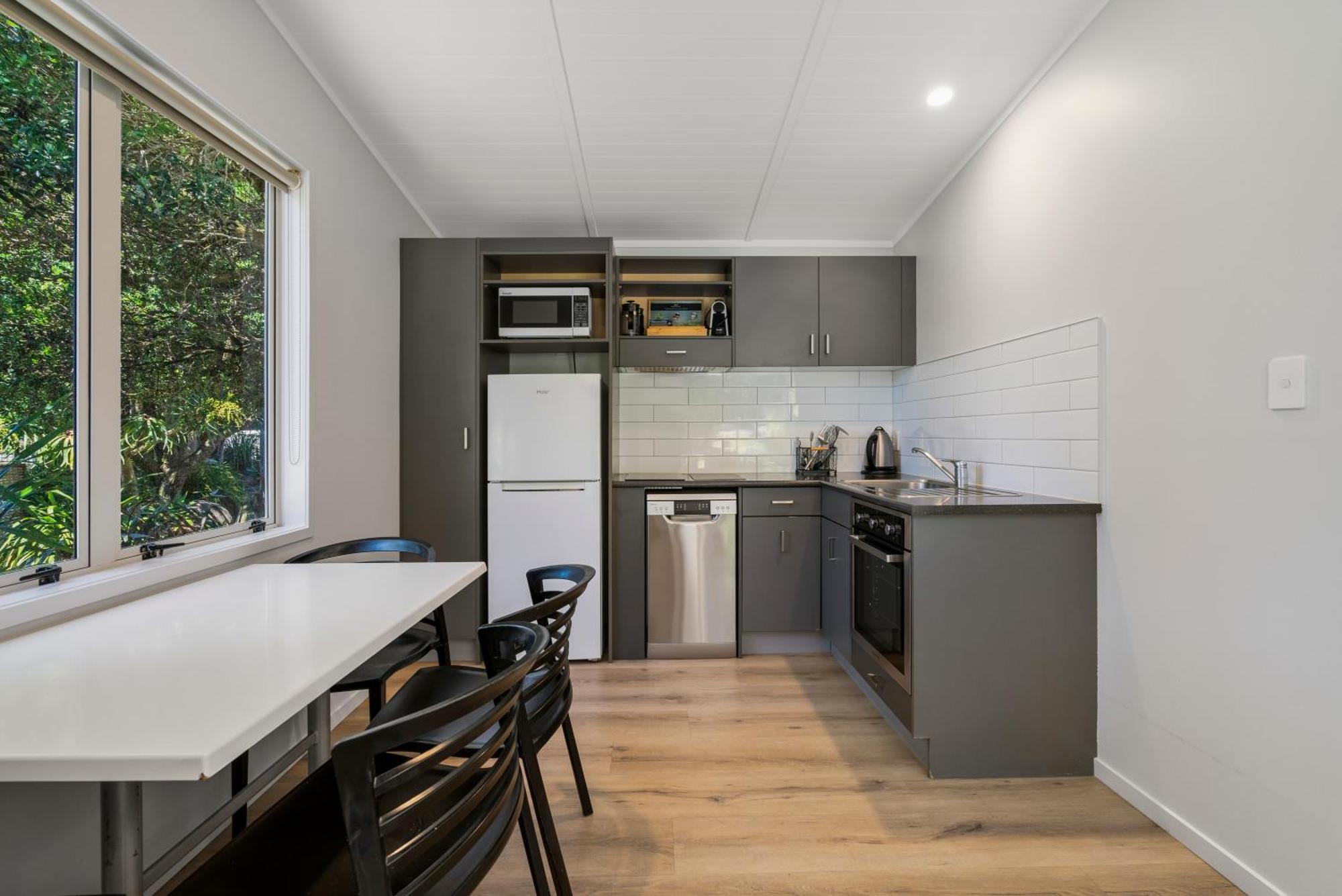 Tasman Holiday Parks - Papamoa Beach Exterior photo A kitchen in a student apartment