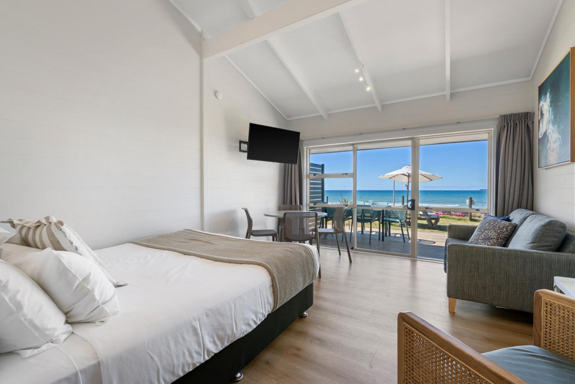 Tasman Holiday Parks - Papamoa Beach Exterior photo A room at the Bay of Islands Hotel