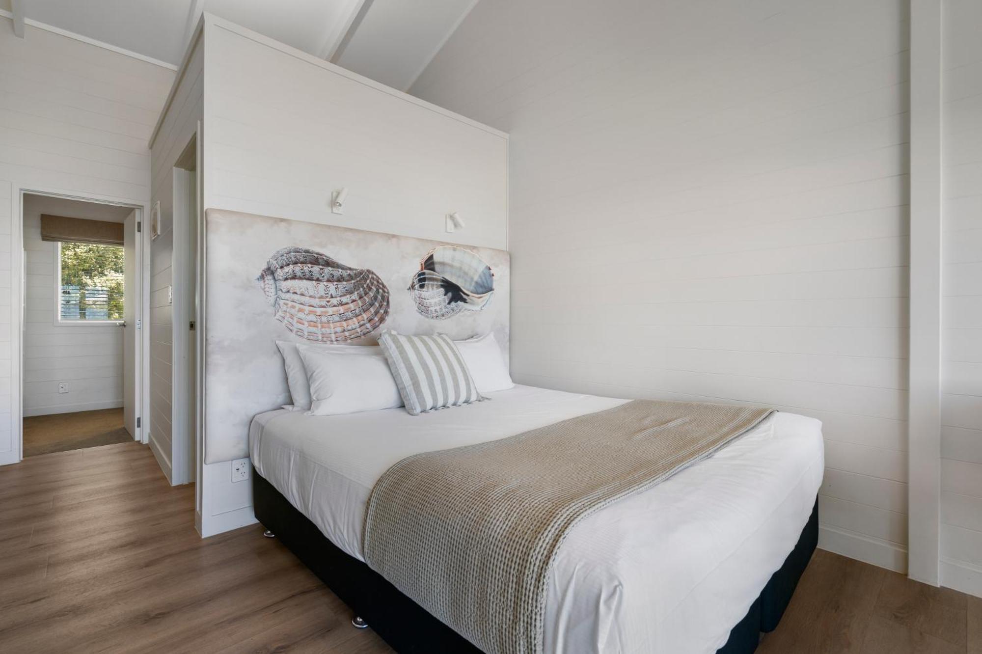 Tasman Holiday Parks - Papamoa Beach Exterior photo A bedroom at the Bay of Whales